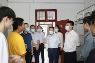 王宗敏书记等校领导深入商学院学生宿舍慰问看望学生