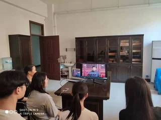 我院部分留校师生集体观看 庆祝...